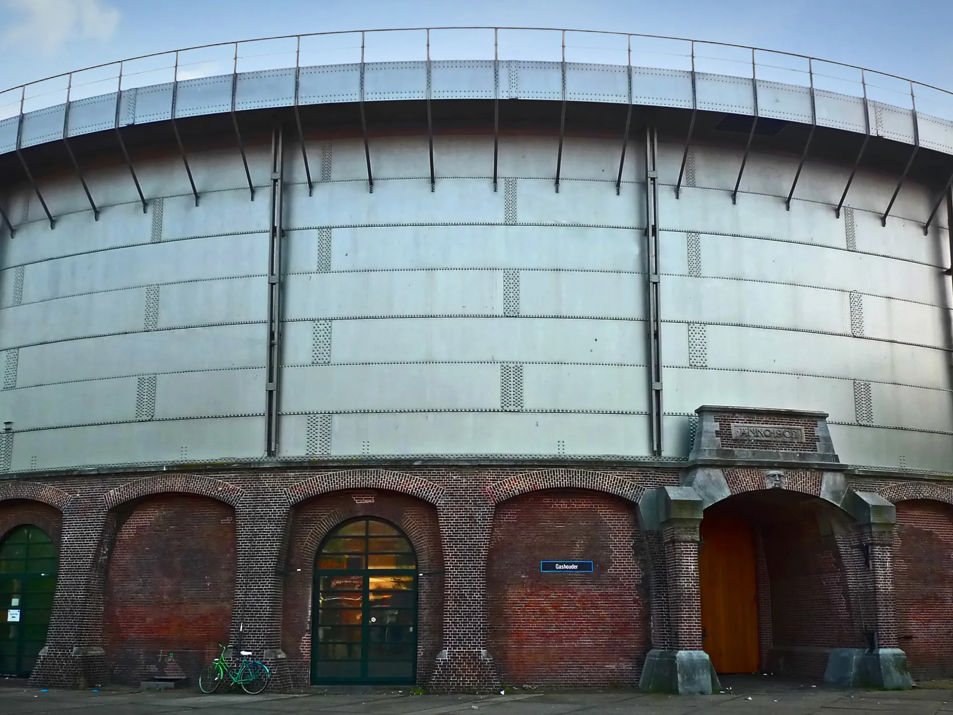 Gashouder, el antiguo contenedor de gas edificio principal en la  Westergasfabriek