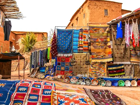 Mercadillo tradicional con alfombras bereberes en las calles de Ouarzazate