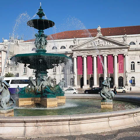 Teatro Nacional de Lisboa en la Plaza del Rossio en Lisboa