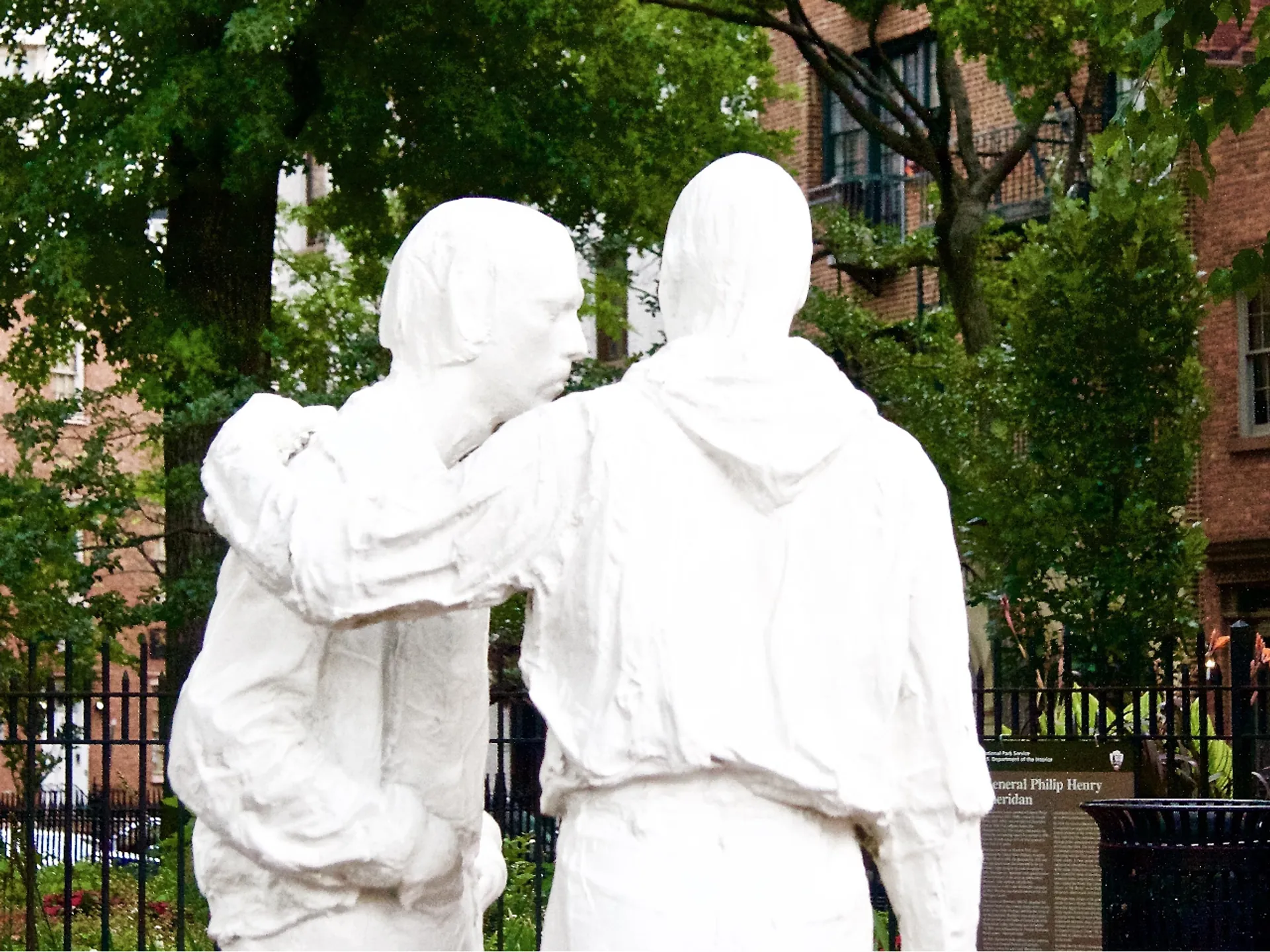Gay Liberation Monument en el Christopher Park - Greenwich Village - Qué ver en Nueva York - Guía de Viajes Nueva York - Buendía Tours