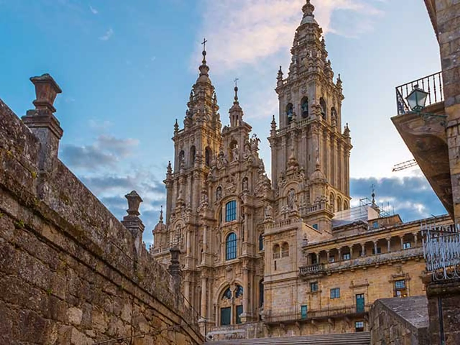 Catedral de Santiago al atardecer - HOME Santiago de Compostela - Guía de Viajes Santiago de Compostela - Buendía