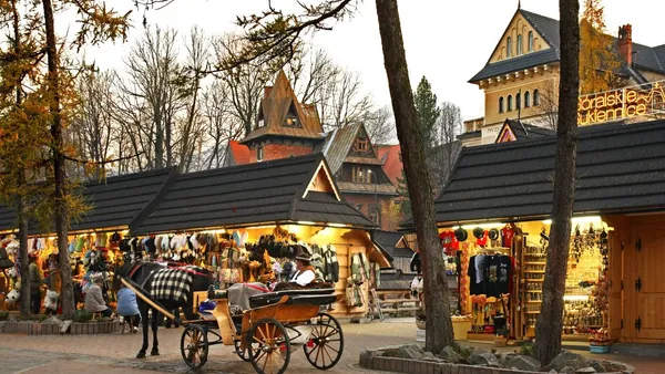 Puestos tradicionales en la calle Krupówki del pueblo de Zakopane, Polonia