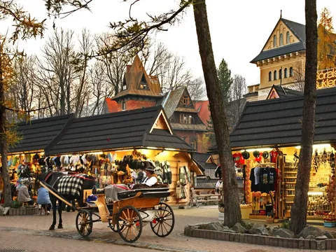 Puestos tradicionales en la calle Krupówki del pueblo de Zakopane, Polonia