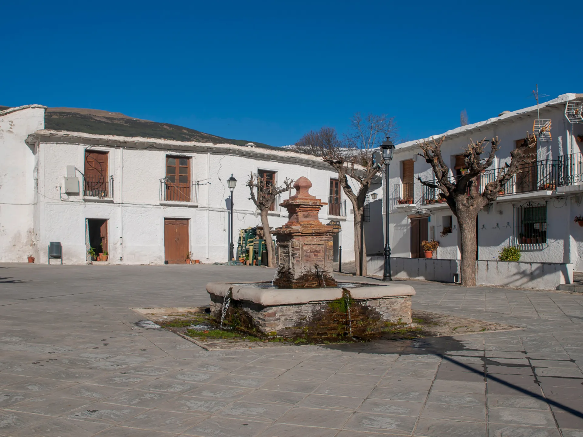 Plaza de Bubión - Qué ver en Sierra Nevada - Guía de viajes Sierra Nevada - Buendía