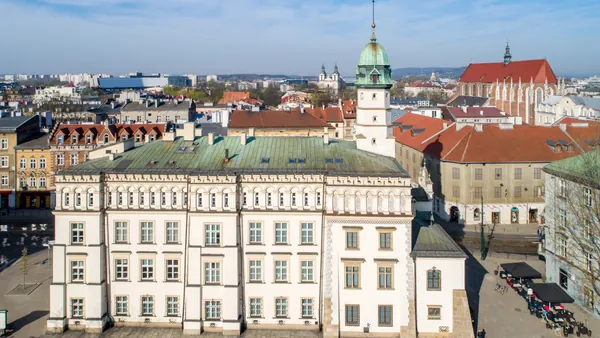 Antiguo ayuntamiento del barrio judío de Cracovia con vistas a los edificios históricos del entorno.