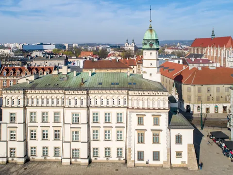 Antiguo ayuntamiento del barrio judío de Cracovia con vistas a los edificios históricos del entorno.