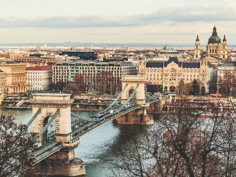 Vista panorámica del Puente de las Cadenas y el centro de Budapest desde Buda