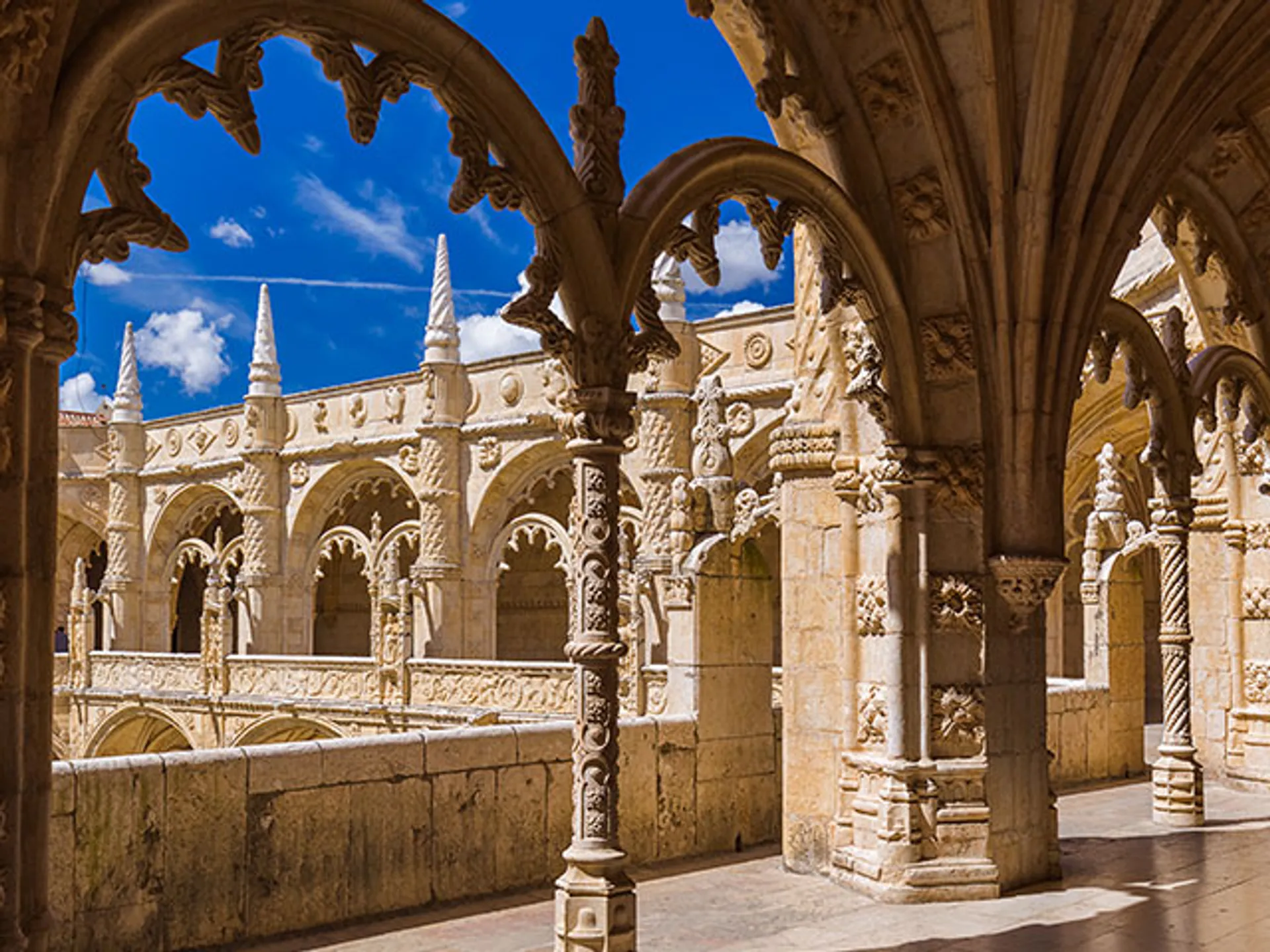 Patio interior del Monasterio de los Jerónimos en Lisboa