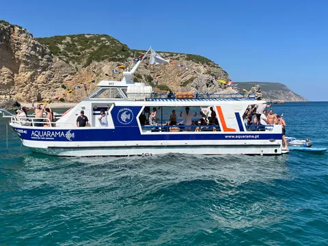 El barco con visión submarina navega entre aguas cristalinas y paisajes de postal.