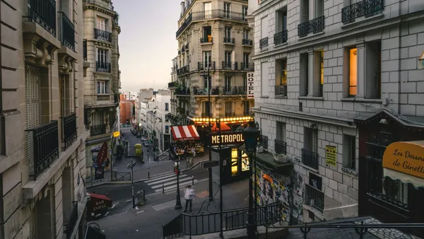 Calle de Montmartre con el cartel de Metropolitain y edificios clásicos en París.