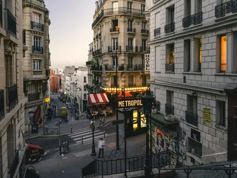 Calle de Montmartre con el cartel de Metropolitain y edificios clásicos en París.