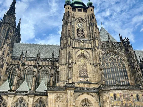 Imponente Catedral de San Vito, parte del Castillo de Praga.