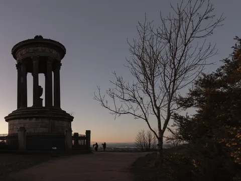 Monumento a Dugald Stewart, situado en Calton Hillm, al anochecer.