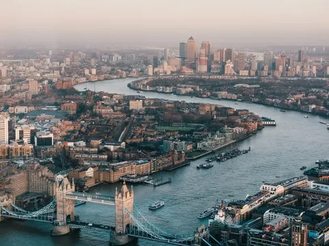 Vista aérea panorámica de Londres mostrando río Támesis, Tower Bridge, rascacielos y arquitectura