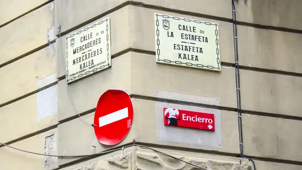 Cruce de la curva de Mercaderes con la calle Estafeta, Pamplona