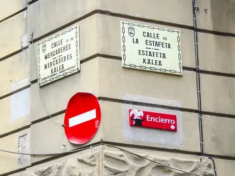 Cruce de la curva de Mercaderes con la calle Estafeta, Pamplona