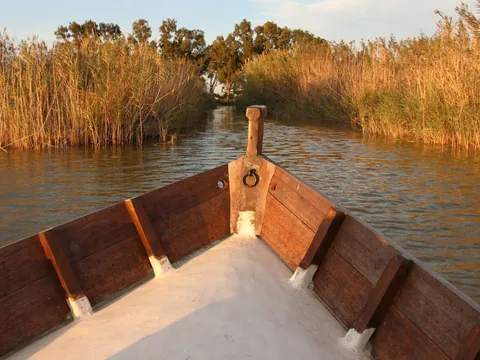 El sol se esconde detrás del horizonte, y el lago se llena de tonos cálidos.