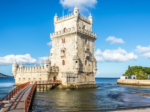Torre de Belém junto al río Tajo en un día soleado.