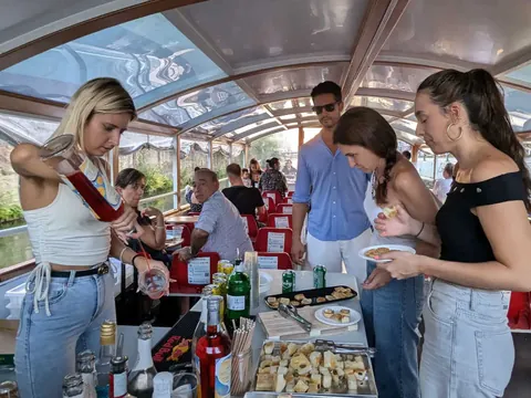 Aperitivos y bebidas de las que podrás disfrutar a bordo del barco.
