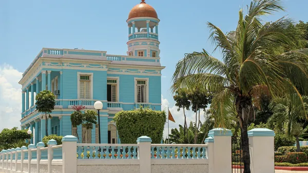 El Palacio Azul es un elegante edificio de 1921 situado junto al paseo marítimo de Cienfuegos.