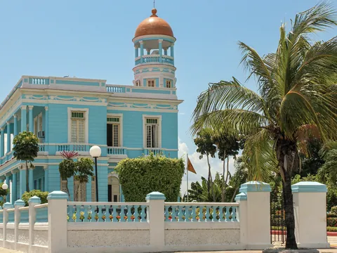 El Palacio Azul es un elegante edificio de 1921 situado junto al paseo marítimo de Cienfuegos.