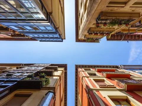 Edificios del Casco Viejo de Bilbao vistos desde abajo con cielo despejado.