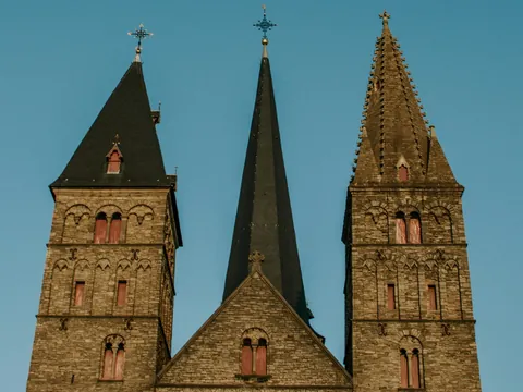 Torres góticas de la iglesia de San Nicolás bajo el cielo despejado de Gante, Bélgica