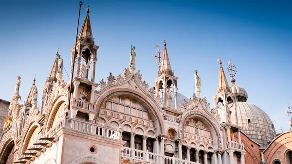 Fachada de la Basílica de San Marcos con sus detalles ornamentales en Venecia