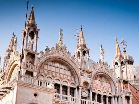 Fachada de la Basílica de San Marcos con sus detalles ornamentales en Venecia