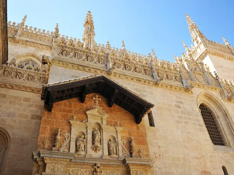 Capilla Real de Granada, donde descansan los Reyes Católicos en un majestuoso mausoleo de mármol.