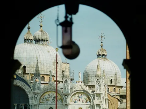 Cúpulas de la Basílica de San Marcos en Venecia enmarcadas por un arco