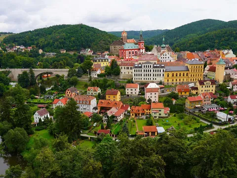 Pueblo medieval de Loket sobre el río Ohře