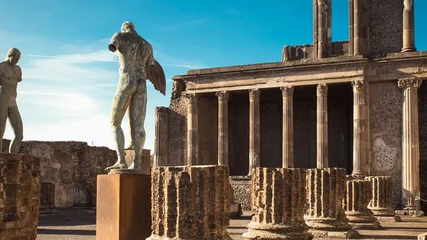 Esculturas en las ruinas de Pompeya-Excursión a Pompeya desde Roma en tren-Buendía Roma