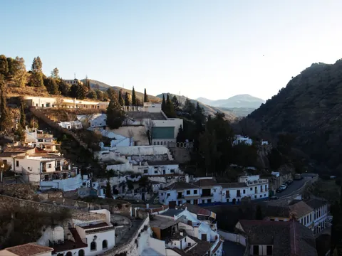 Casas cueva y viviendas blancas ladera del barrio del Sacromonte, Granada