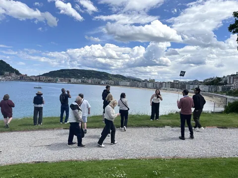 Excursionistas admirando San Sebastián con buendía