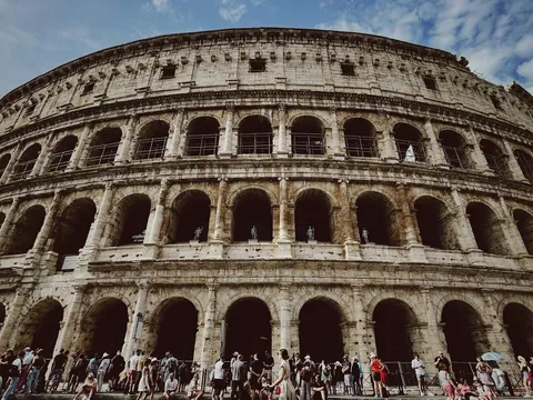 Fachada principal del Coliseo Romano, Roma, Italia
