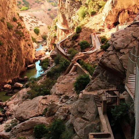 Pasarelas serpenteando el desfiladero sobre el río en el Caminito del Rey.