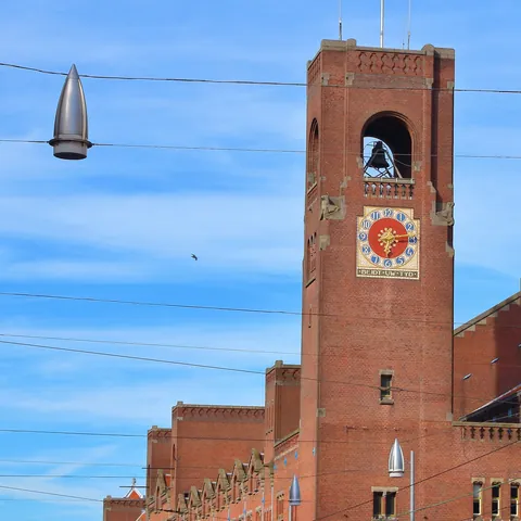 el antiguo edificio de la bolsa de Ámsterdam , edificio de ladrillo rojo característico de la ciudad -Guía de viaje