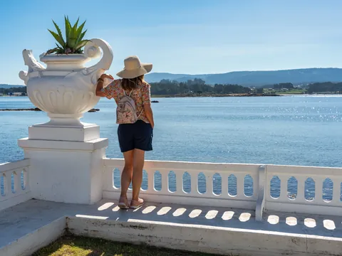 Mujer observando la ría de Pontevedra desde la Isla de la Toja, Galicia, España