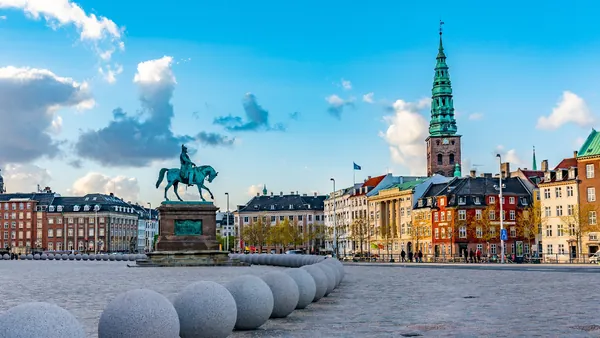 Estatua de Federico VII frente al Palacio de Christiansborg, Copenhague