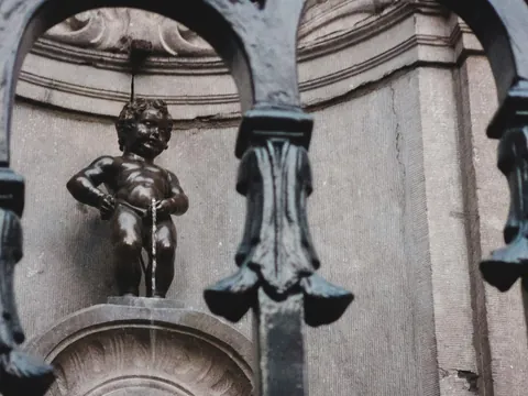 Estatua de bronce del Manneken Pis en Bruselas