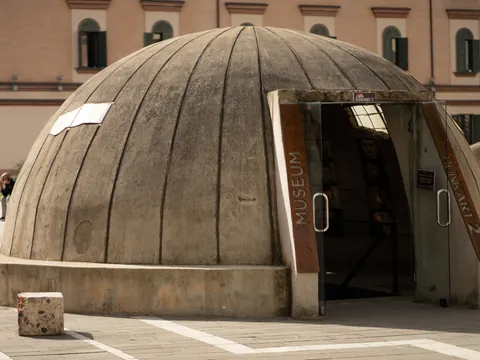 Exterior del Museo del Búnker en Tirana, uno de los más importantes de la ciudad.