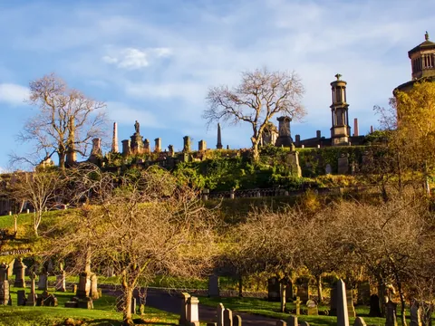Cementerio de Glasgow, situado en una colina