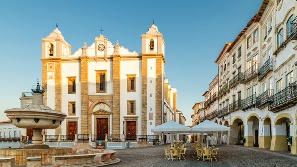 Plaza Giraldo e iglesia Antão, Évora, Portugal