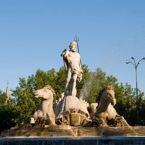 Vista frontal de la Fuente de Neptuno - Qué ver en Madrid - Guía de viaje Madrid - Buendía Tours