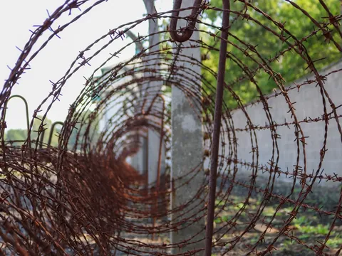 Detalle del alambre de espino, campo de concentración de Auschwitz