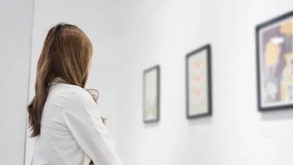 Mujer admira las obras de arte que guarda el Museo Thyssen.