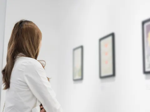 Mujer admira las obras de arte que guarda el Museo Thyssen.