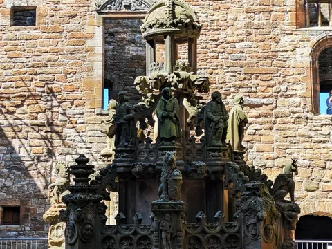 fuente ornamentada patio interior palacio de linlithgow escocia