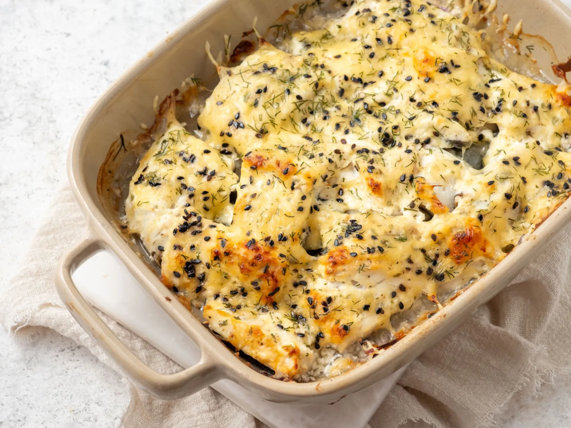 El bacalao con nata es una de las especialidades de la gastronomía portuguesa. Descúbrelas todas en esta guía de viaje.
